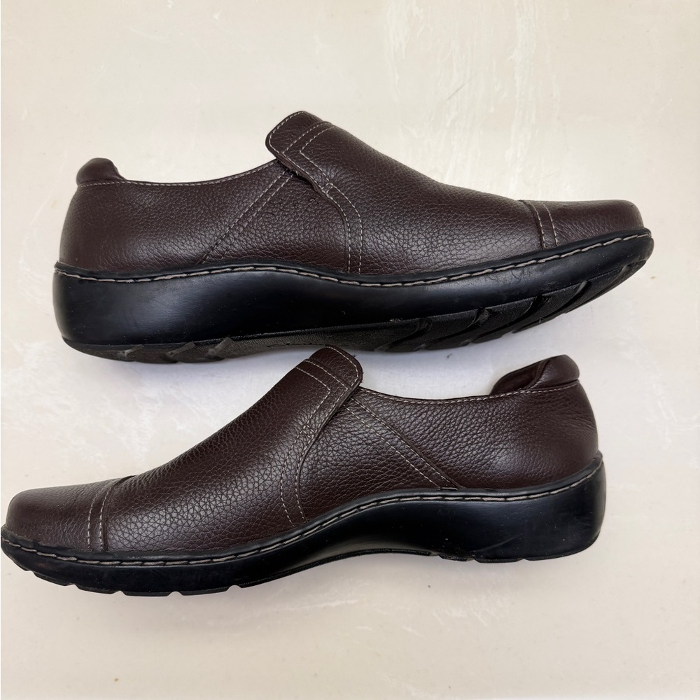 Clarks Cora Poppy Womens Cap Closed Toe Slip-On Shoe - brown - size 9 - Picture 3 of 8